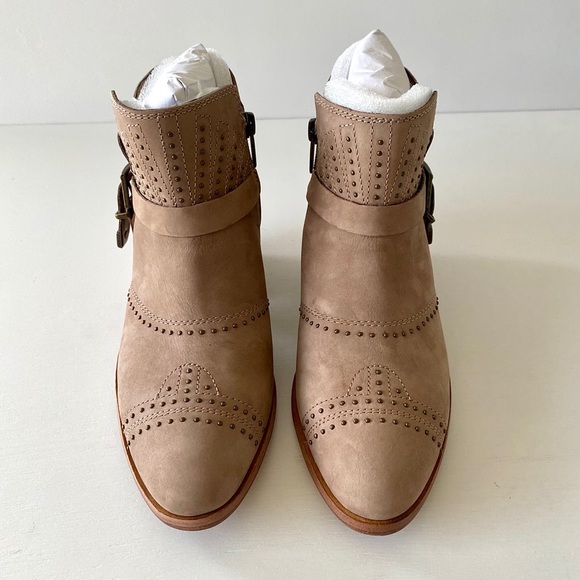 ✨New VINCE CAMUTO Dorintina Nubuck Booties Taupe - Picture 3 of 9